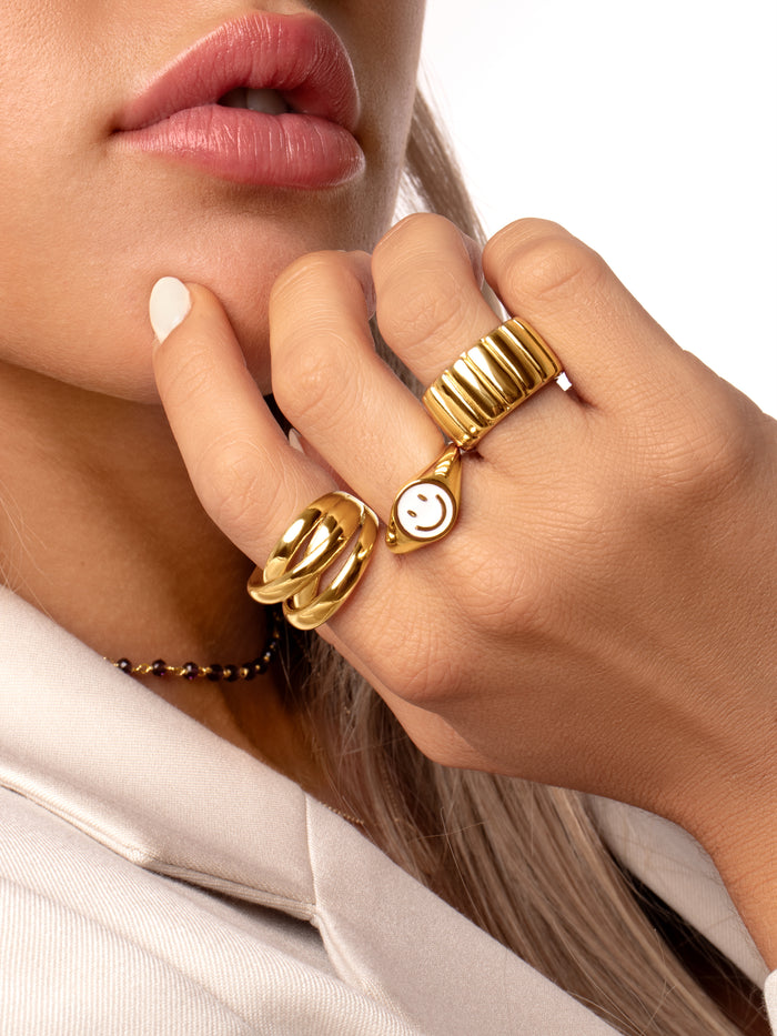 Anillo Smiley White Enamel Oro Puesta
