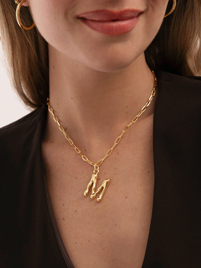 Charm Letter XL Baño Oro